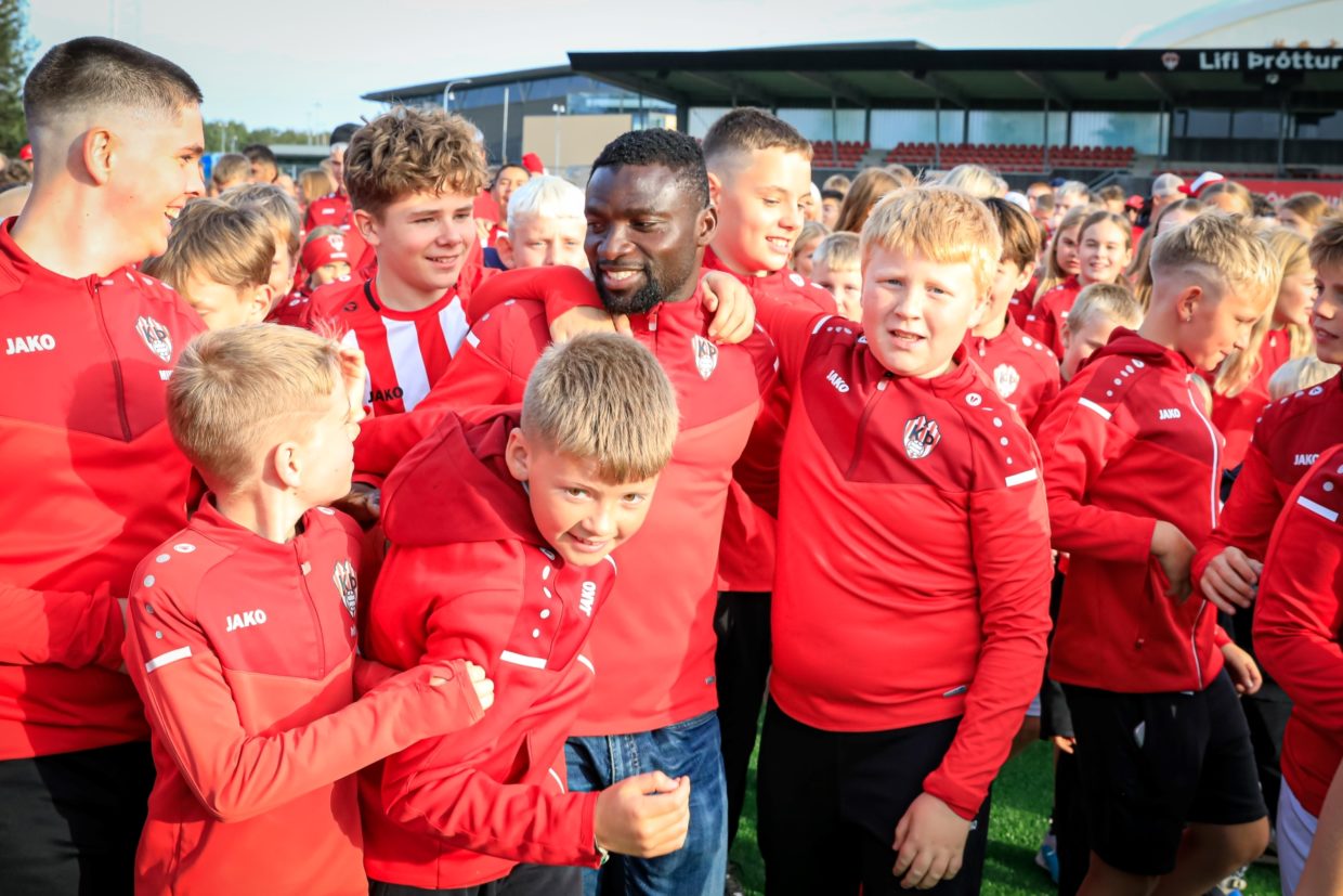 Isaac Kwateng og stuðningsfólk